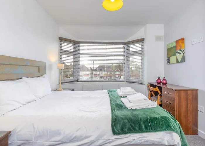 4Br With Private Parking