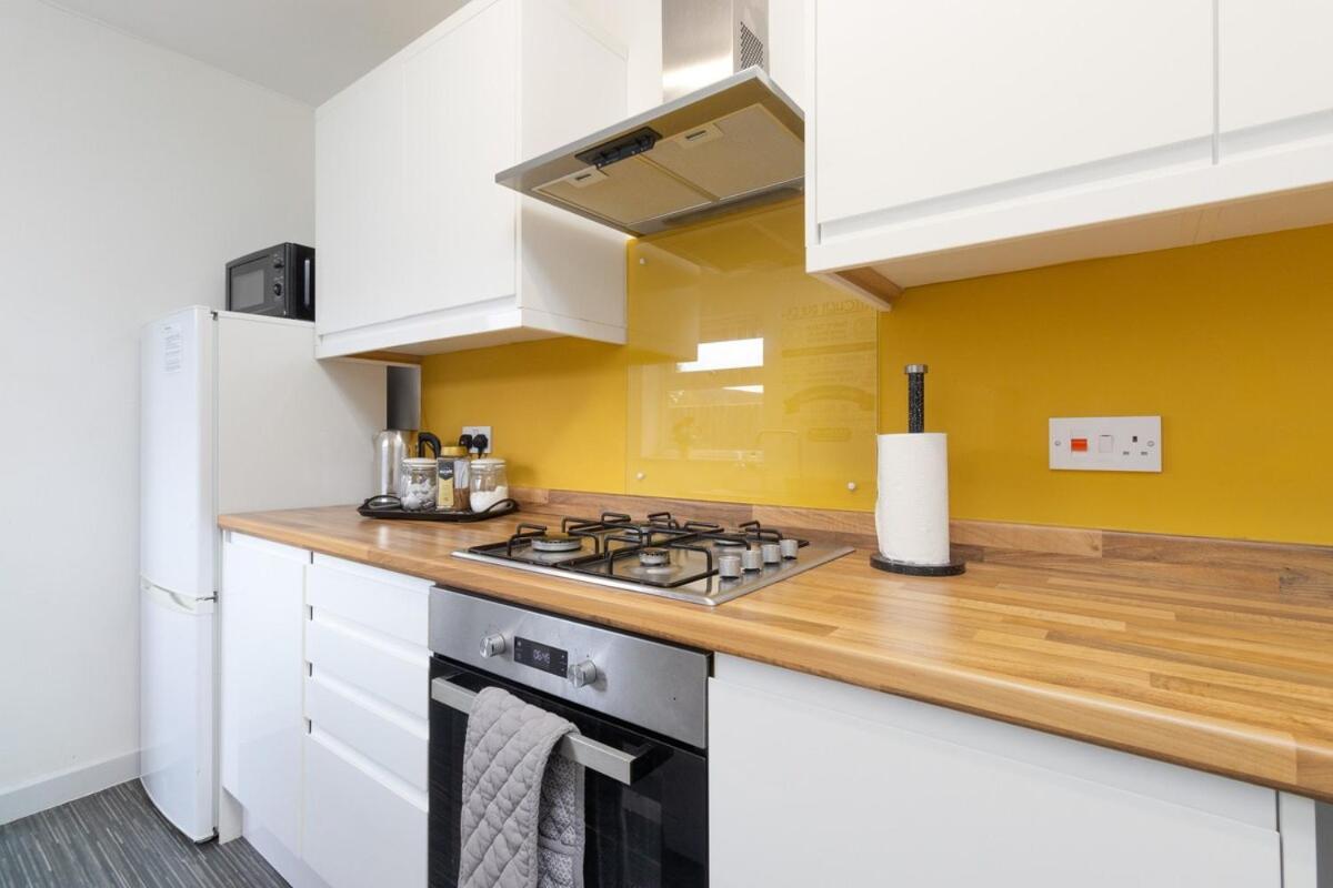 4br With Private Parking Holiday home Coventry