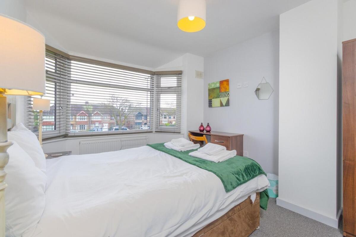 4br With Private Parking Сasa de vacaciones Coventry