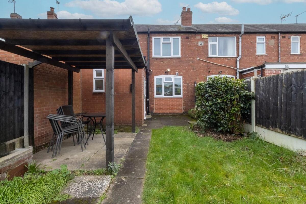 Сasa de vacaciones 4br With Private Parking Coventry